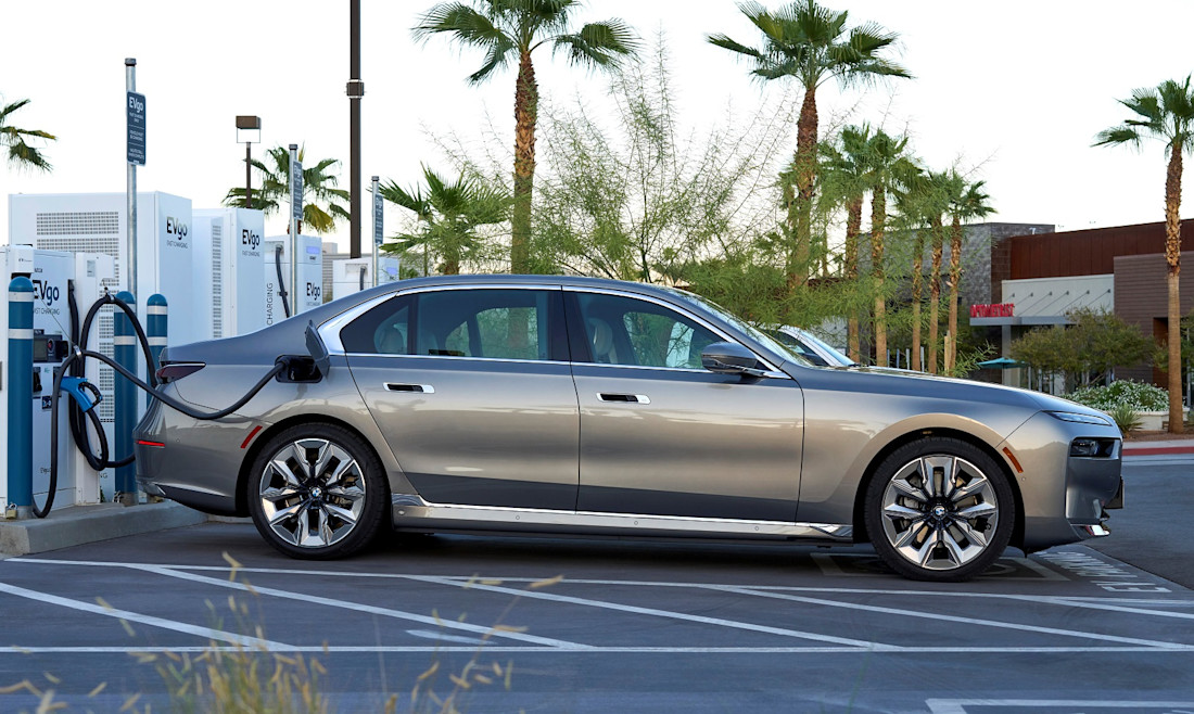 bmw-i7-xdrive-2023-seitenansicht