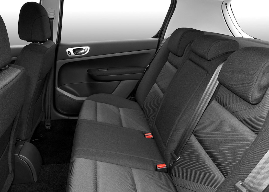 Peugeot-307-2005 interior 2