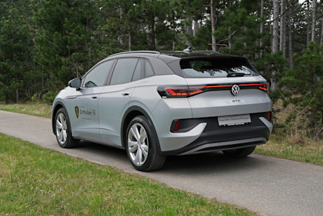 vw-id.4-gtx-4motion-2022_Heck-seitlich