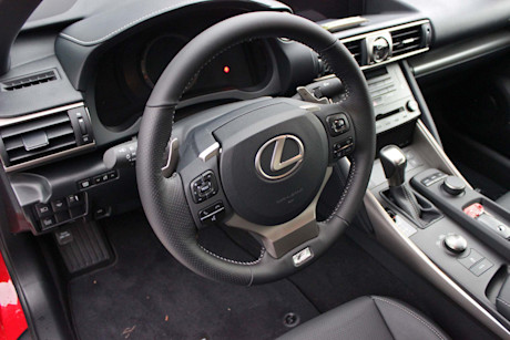 Editorial 2017 lexus is200t rwd 17 dh