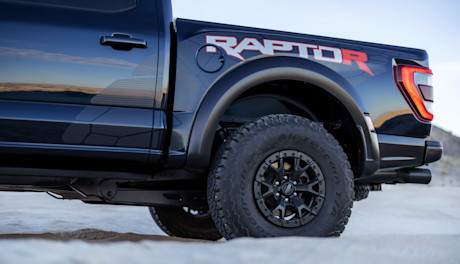 Editorial 2023 f 150 raptor r exterior  antimatter blue  10