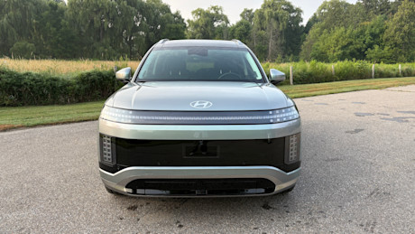 2026 Hyundai Ioniq 9 vs VinFast VF 9 Comparison Test + Video Body Image