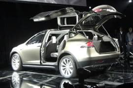 Tesla Model X z otwartymi tylnymi drzwiami