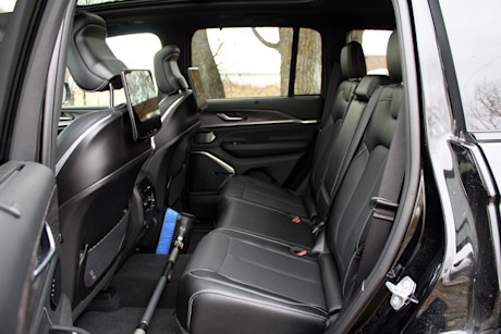 Jeep Grand Cherokee 4xe vs Mazda CX-90 PHEV 2024 : match comparatif Body Image