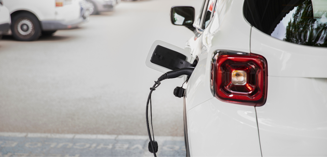 Cuatro de cada diez hogares que tienen vehículo electrificado superan los 3.000 euros de ingresos al mes