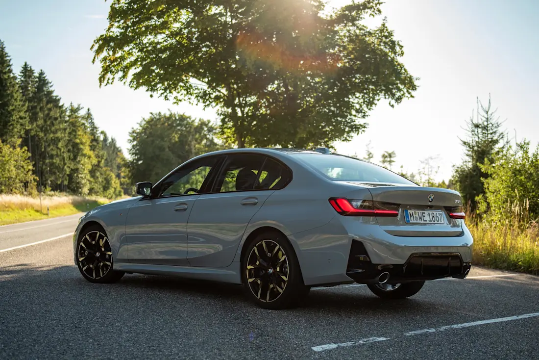 bmw-318i-2025-seite-heckansicht bmw-318i-2025-seite-heckansicht