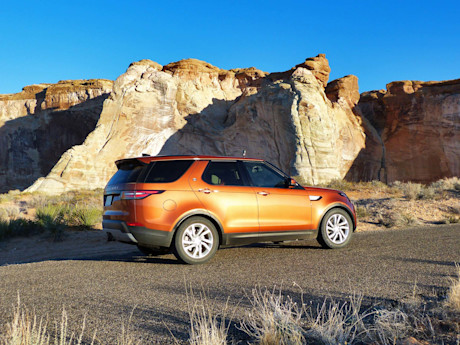 Editorial 2017 land rover discovery 09 jb