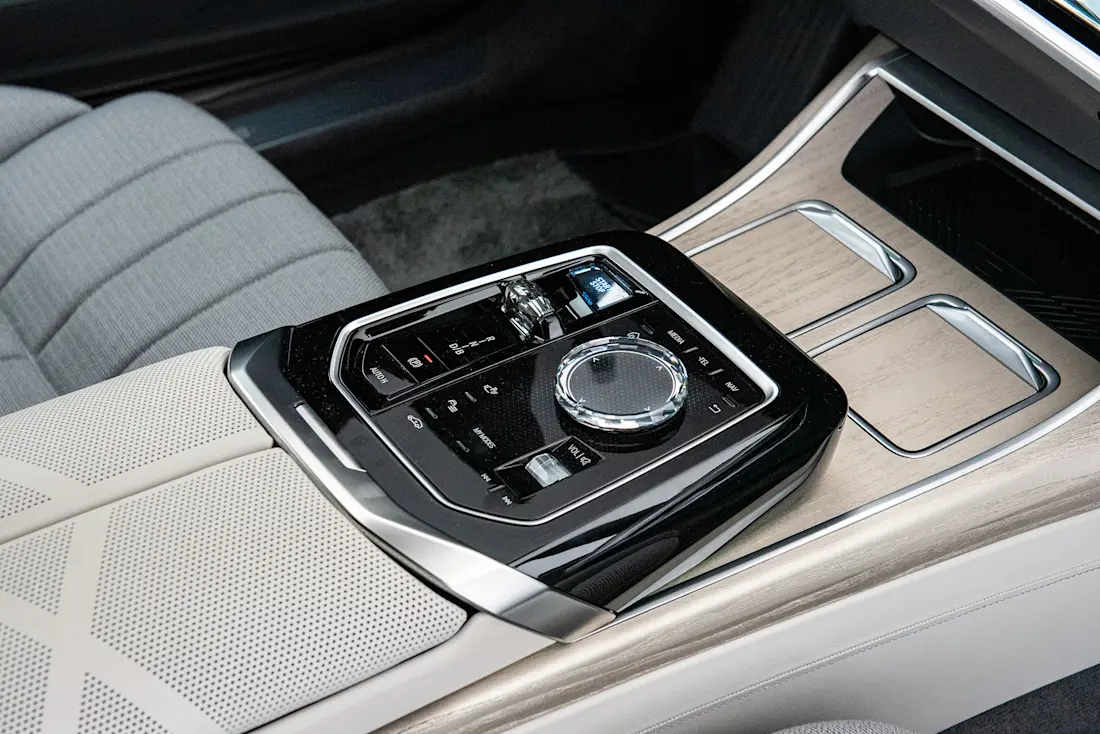 BMW-i7-xDrive60-Console