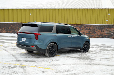 Kia Carnival Hybride SX+ 2025 : essai routier Body Image