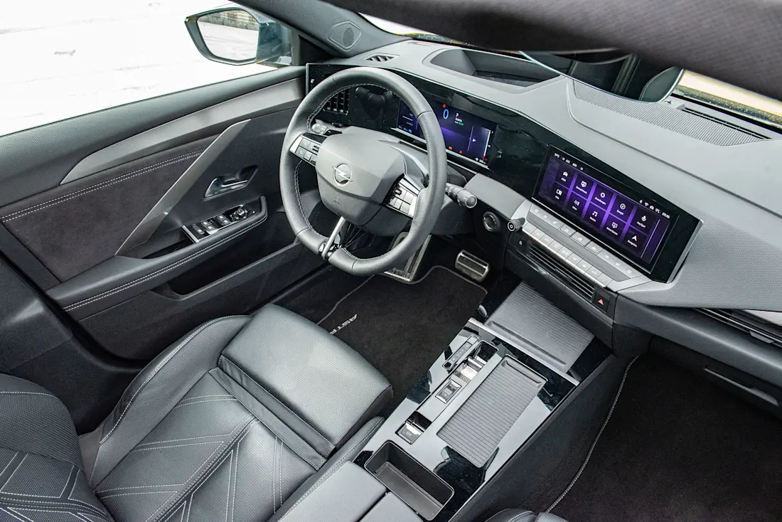  Bequeme AGR-Sitze, Head-up-Display und zahlreiche Hochglanzoberflächen: Der Innenraum des Astra bietet viel Luxus, aber ist im Finish nicht perfekt.
