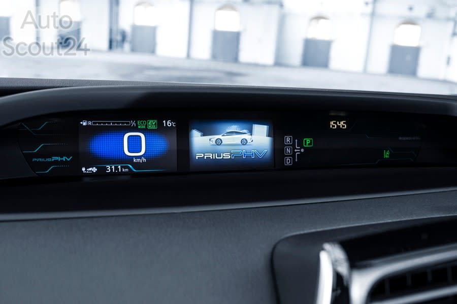 Toyota Prius PHEV (13).jpg