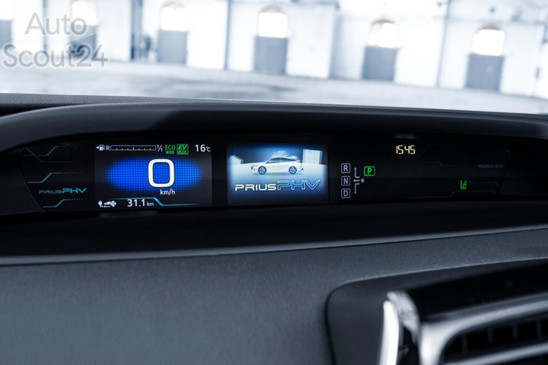 Toyota Prius PHEV (13).jpg