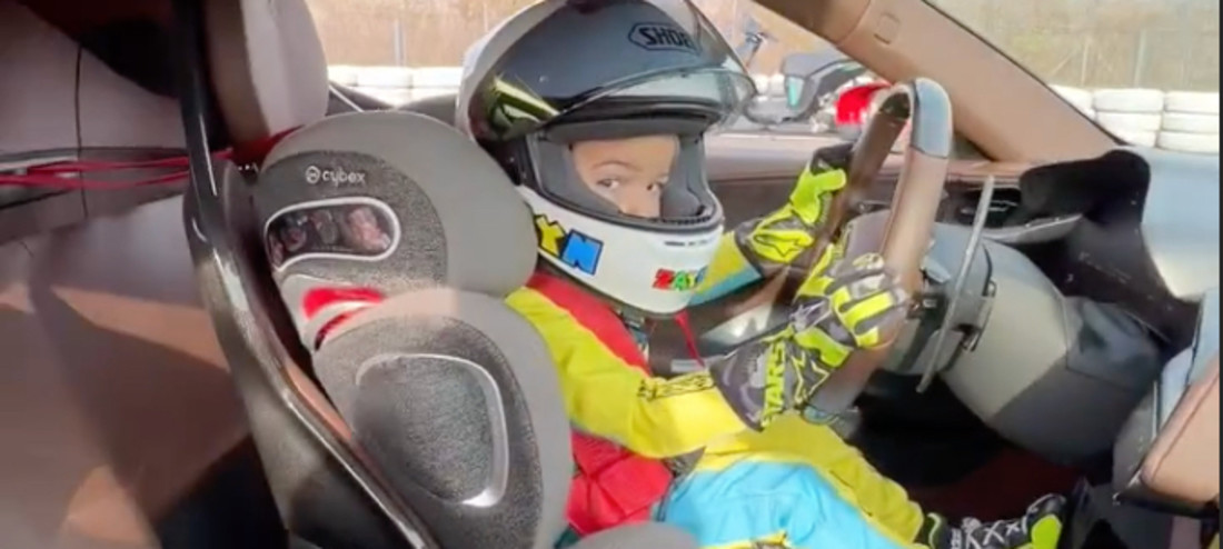 Ja, dit is wel degelijk een 3-jarige achter het stuur van een Ferrari