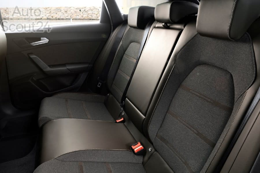 Seat-Leon_Sportstourer-2020-1280-48.jpg