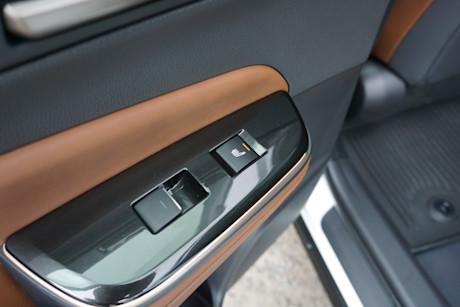 Editorial 2025 toyota crown signia di 5