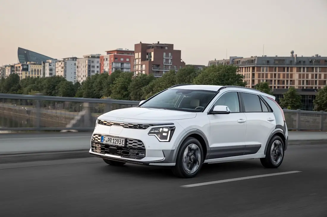 Kia Niro EV (2022) rijdend, vooraanzicht