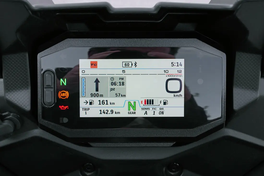 9 suzuki-sv-7gx-2026-display-smartphone