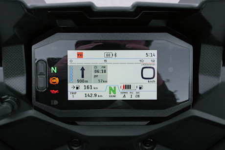9 suzuki-sv-7gx-2026-display-smartphone