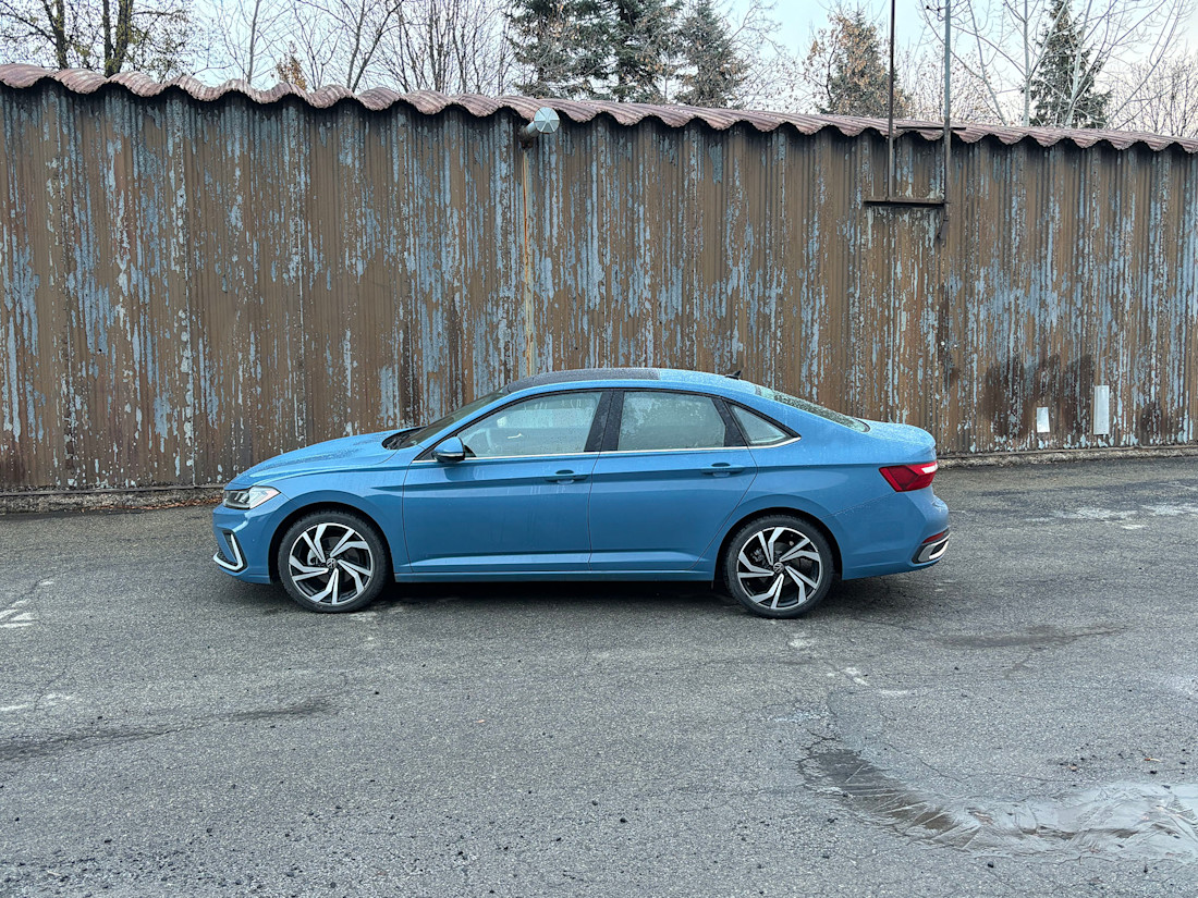 Volkswagen Jetta Highline 2025 : essai routier Body Image