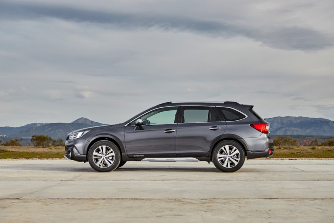 Subaru Outback Silver Edition (13).jpg