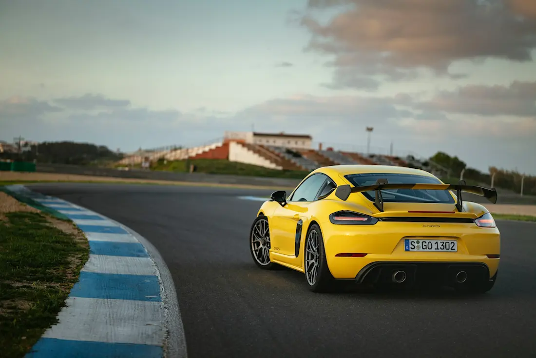 Porsche 718 Cayman GT4 RS (2022) statisch, achteraanzicht Porsche 718 Cayman GT4 RS (2022) statisch, achteraanzicht
