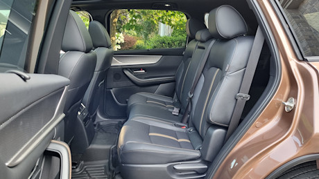 Match comparatif des VUS intermédiaires hybrides rechargeables, Édition 2024: Mazda CX-90 PHEV 2024 vs Mazda CX-70 PHEV 2025 Image