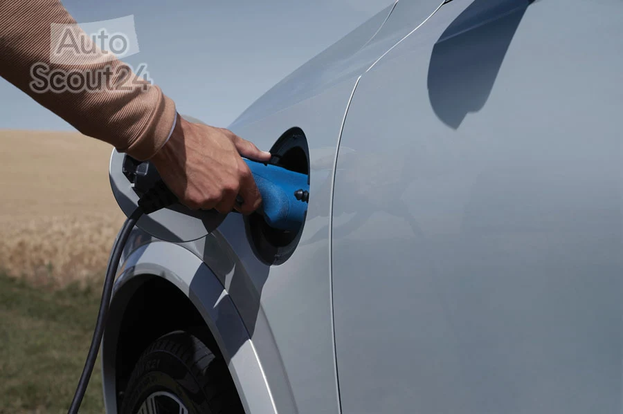 Volvo SUV recharge 05