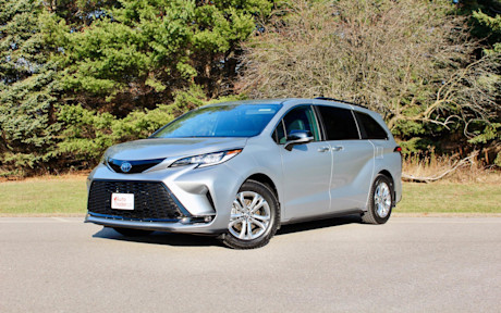 Editorial 2023 toyota sienna 25th anniversary edition awd hybrid 02 pb