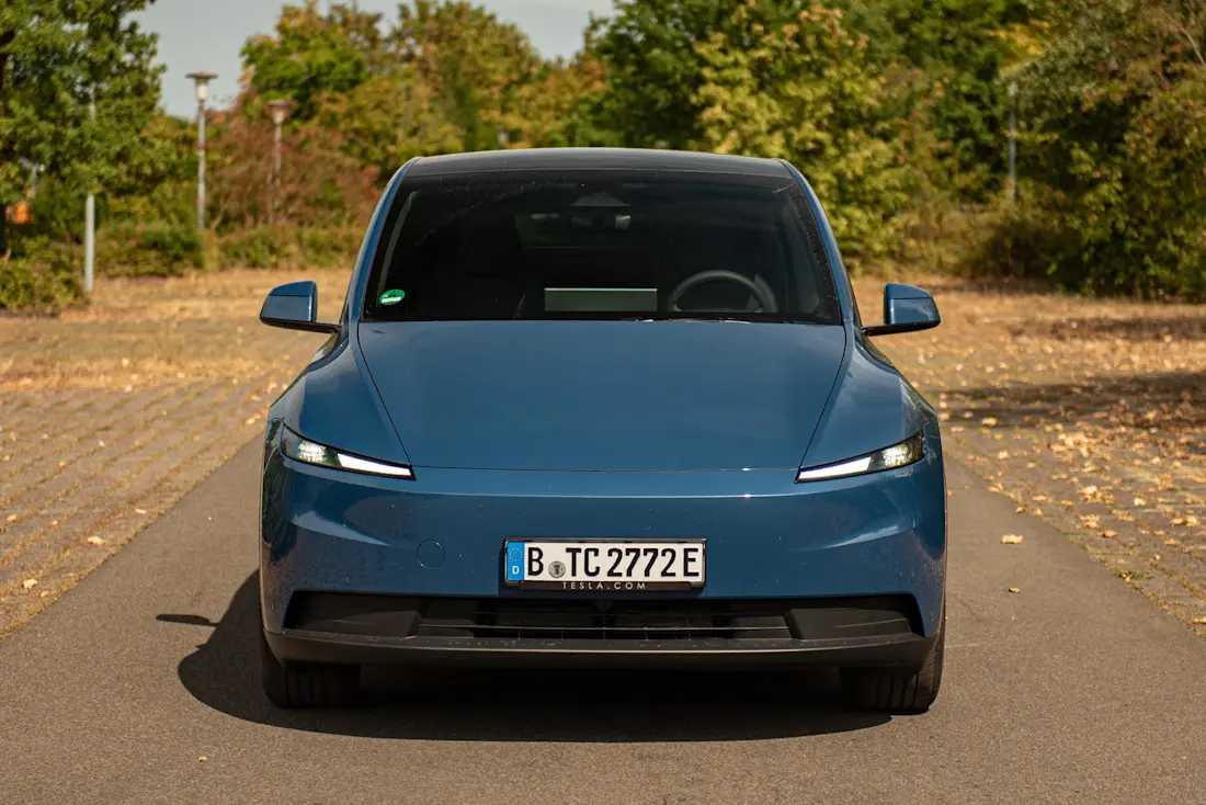 tesla-model-y-hinterrad-2026-front