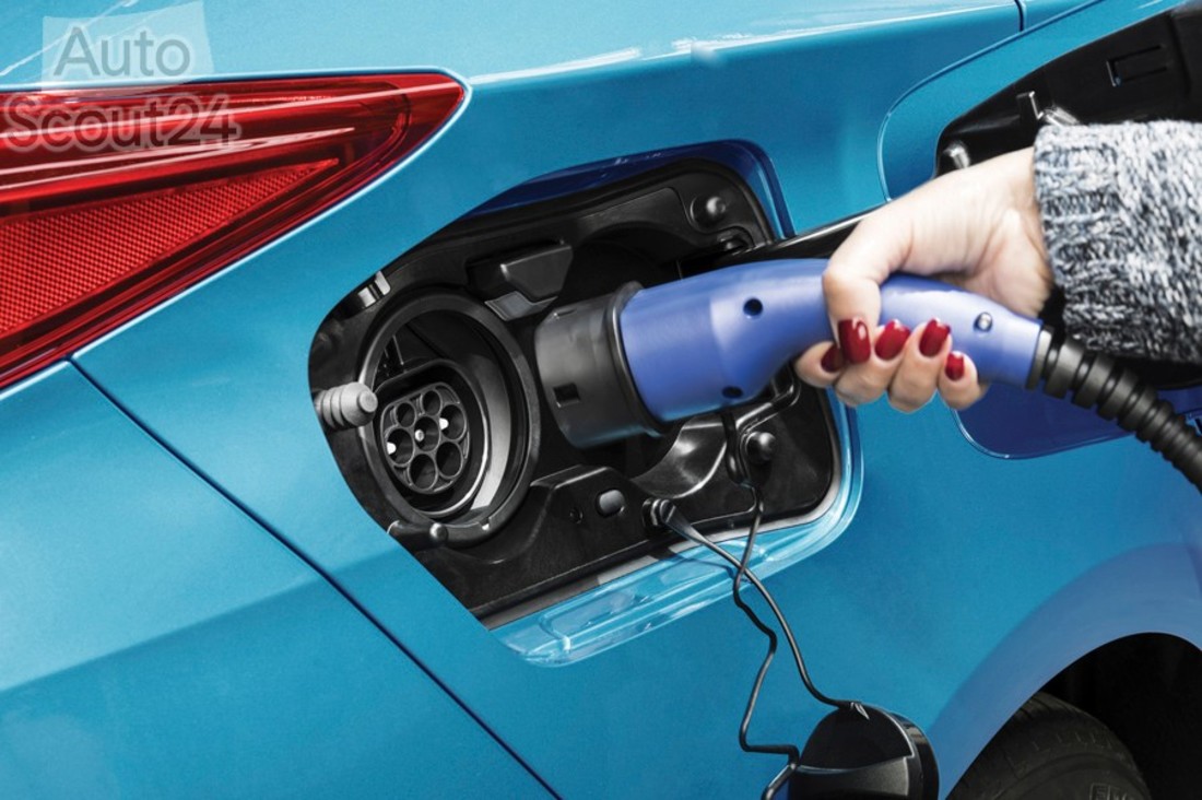 Toyota Prius PHEV (5).jpg