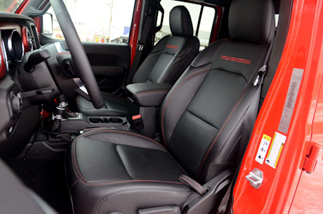 Chevrolet Colorado ZR2 Bison 2020 vs Jeep Gladiator Rubicon 2020 : match comparatif Body Image