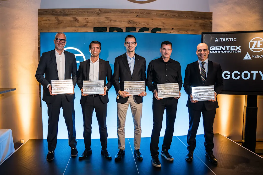  Übergabe der German Car of the Year Awards an die Klassensieger: (v. l.) Ulrich Mechau (Hyundai), Thilo Schmidt (Dacia), Thomas Kretschmer (Škoda), Eric Bach (Lucid) und Pere Brugal (General Motors)