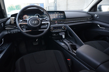 Hyundai Elantra 2024 : essai routier Body Image