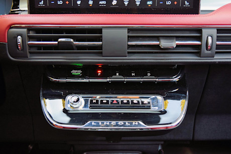 Editorial 2024 lincoln corsair grand touring awd td 240126 26 sha