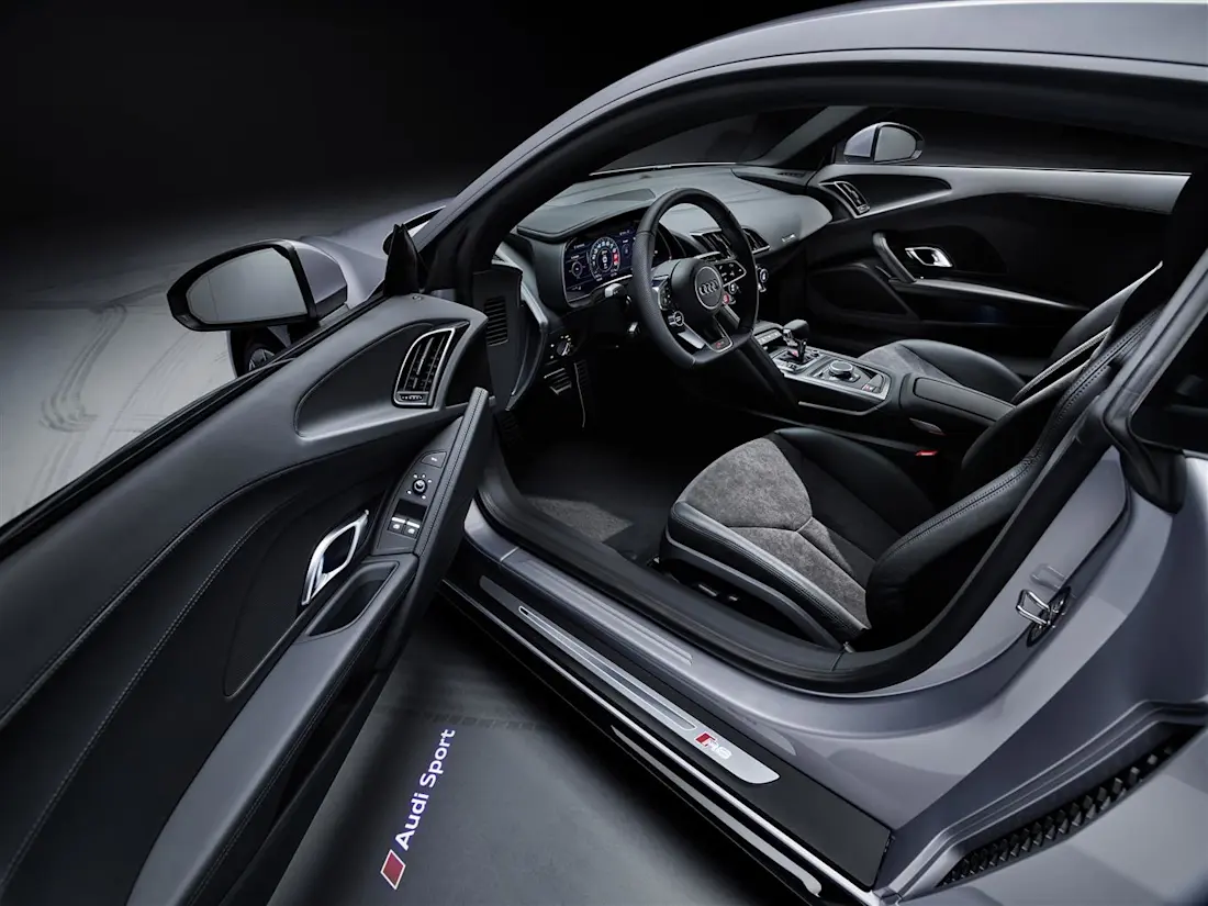 Audi R8 V10 RWD Coupé inside