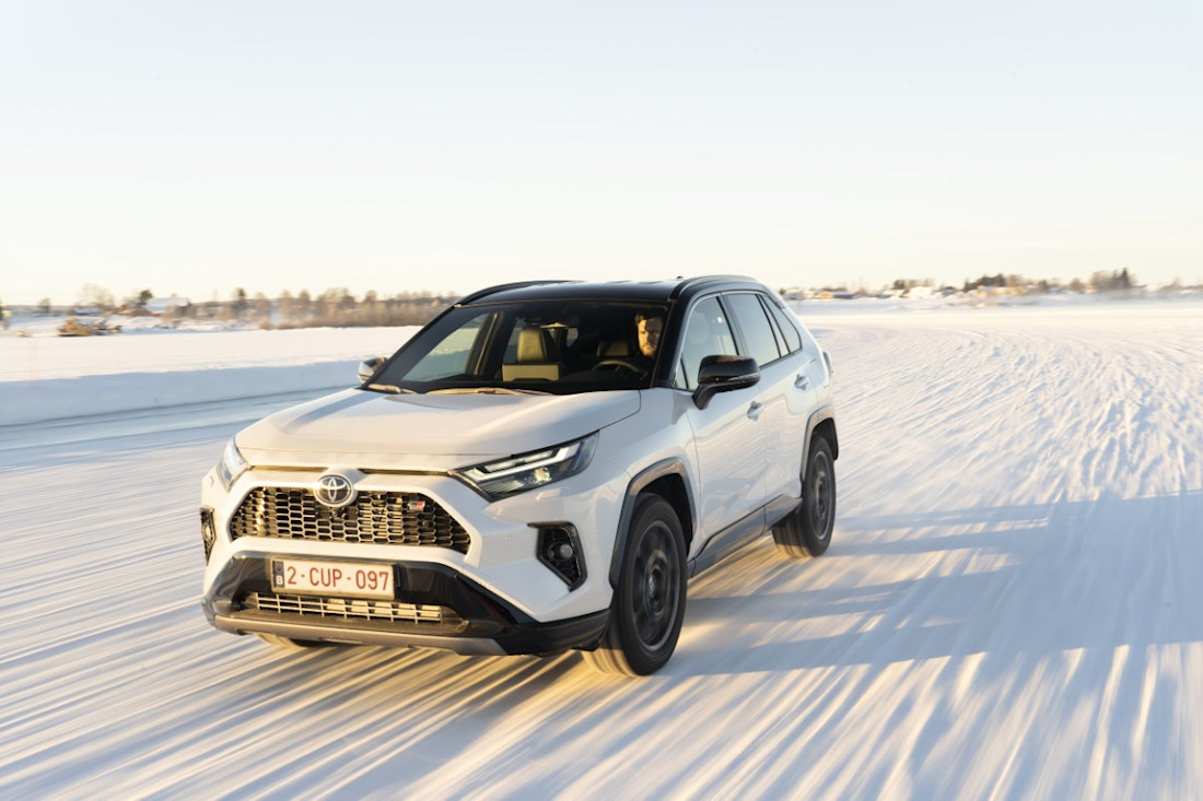 2023-rav4-hybrid-gr-sport-dynamic-026-2