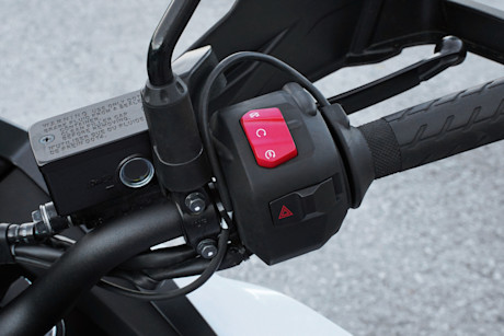 11 suzuki-sv-7gx-2026-rechte-bedieneinheit