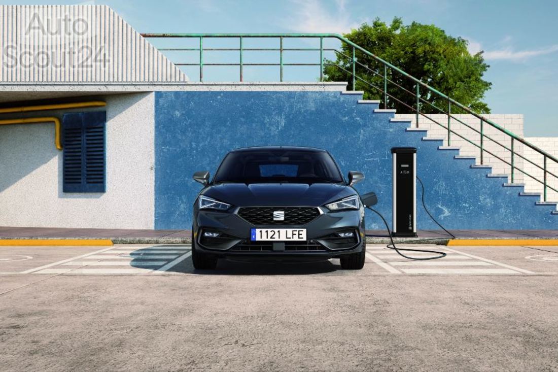 Nuevo-SEAT-Leon-e-HYBRID-el-primer-vehiculo-hibrido-enchufable-de-la-compania_03_HQ (2).jpg
