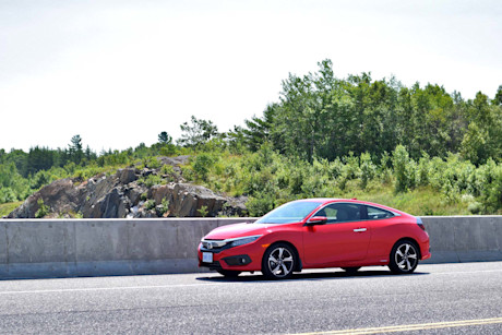 Editorial 2017 honda civic touring coupe 06 jp