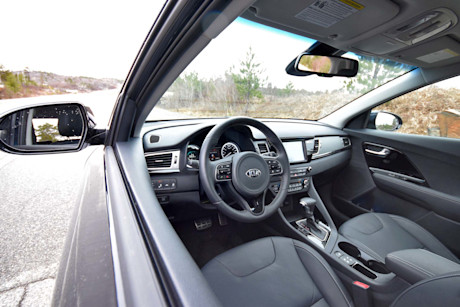 Editorial 2017 kia niro sx touring 11 jp