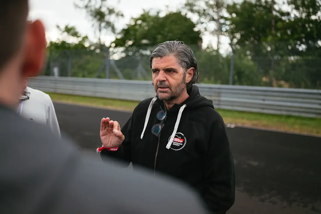Porsche-Instruktor Timo Kluck beim Fahrerbriefing. Jeder soll die Geschwindigkeit fahren, bei der er sich am wohlsten fühlt.  Porsche-Instruktor Timo Kluck beim Fahrerbriefing. Jeder soll die Geschwindigkeit fahren, bei der er sich am wohlsten fühlt.