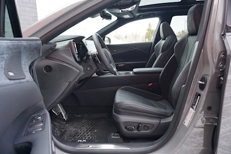 Editorial 2025 lexus rx vs 2005 lexus rx comp di 250304 10