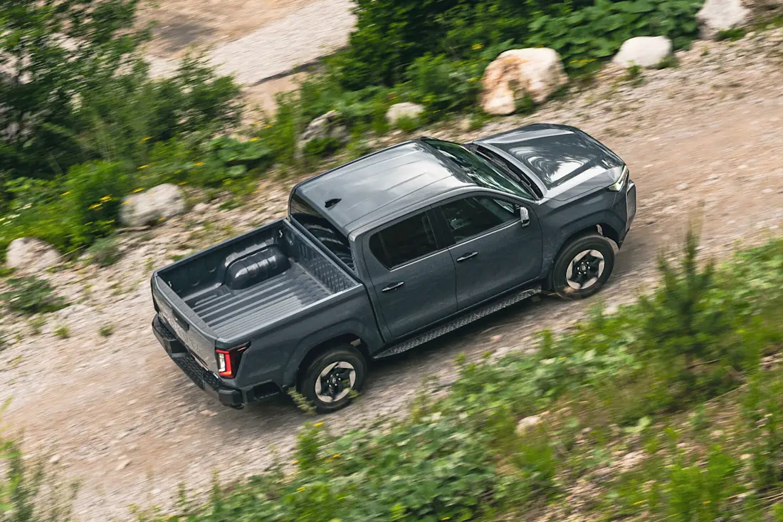 7 toyota-hilux-bev-2026-schraeg-hinten