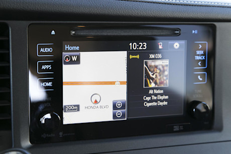 Editorial 2015 toyota sienna se v6 8 passenger fwd jw 14