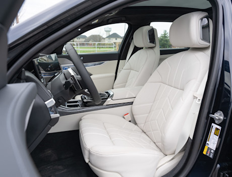 Editorial 2024 bmw 750e jw 13