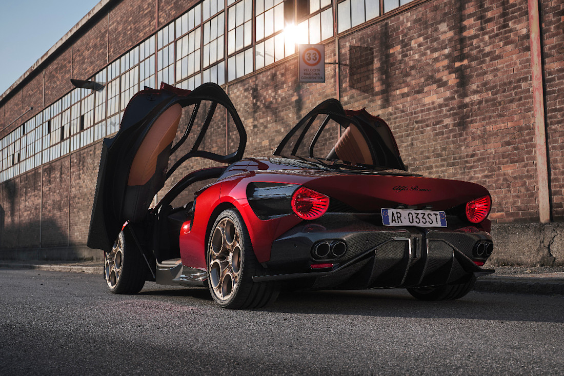 Alfa-Romeo-33-Stradale (15).jpg