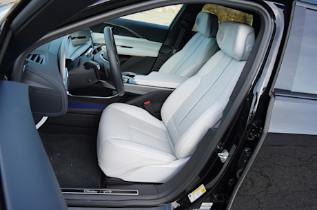 Cadillac Lyriq 2025 : essai routier Body Image