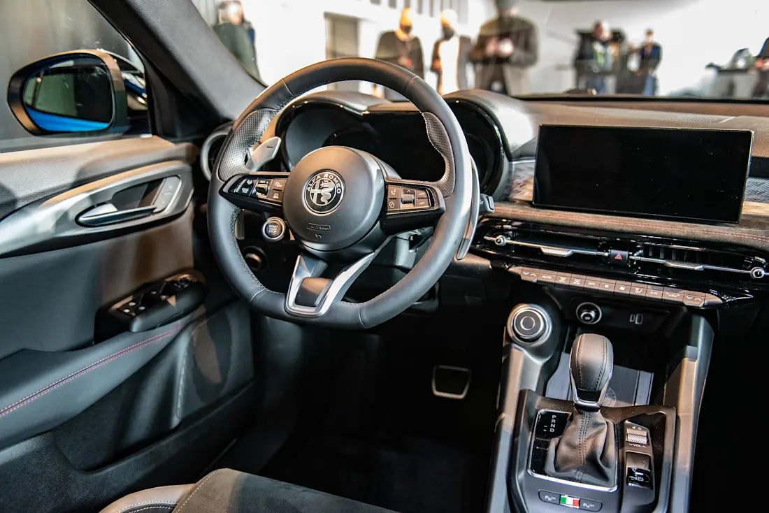 Den Alfisti freuen kleine Details wie der Startknopf am Lenkrad oder die italienische Trikolore unterhalb des Gangwahlhebels. Allerdings: Die Qualität im Innenraum hat noch Luft nach oben.  Den Alfisti freuen kleine Details wie der Startknopf am Lenkrad oder die italienische Trikolore unterhalb des Gangwahlhebels. Allerdings: Die Qualität im Innenraum hat noch Luft nach oben.