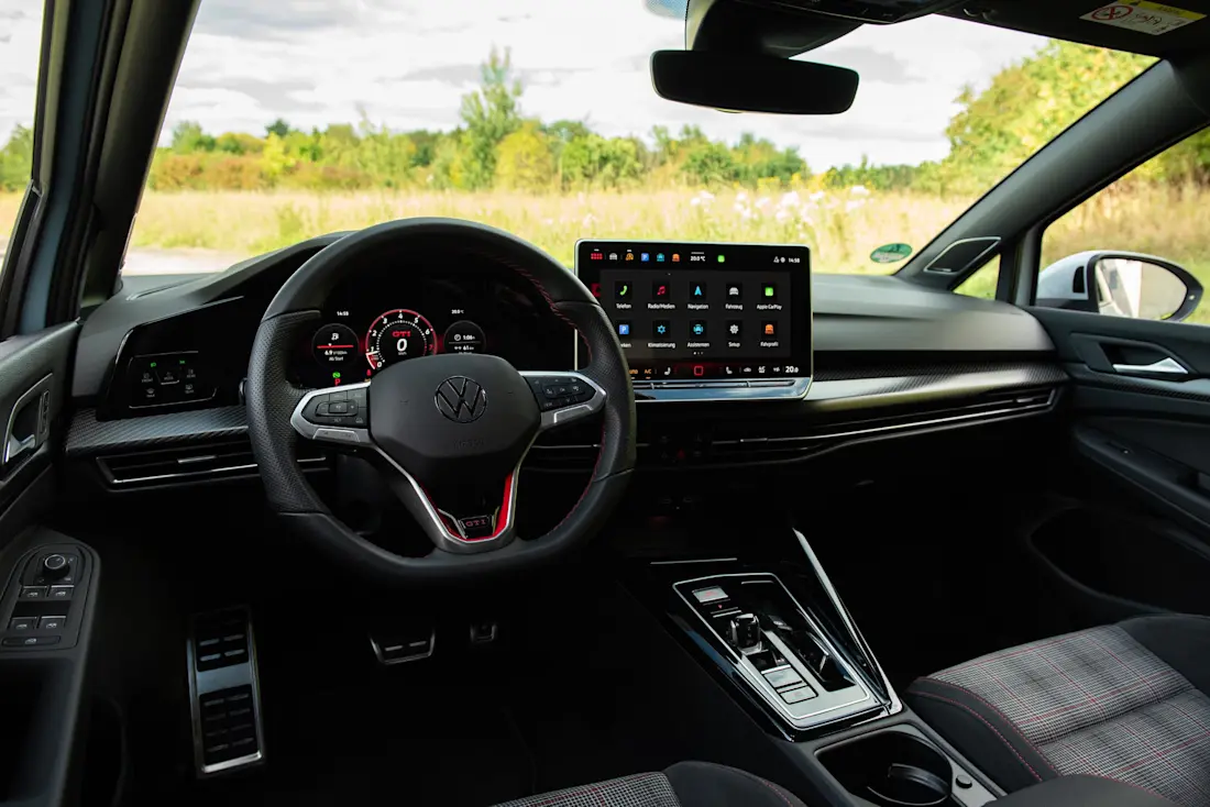 vw-golf-gti-2025-cockpit