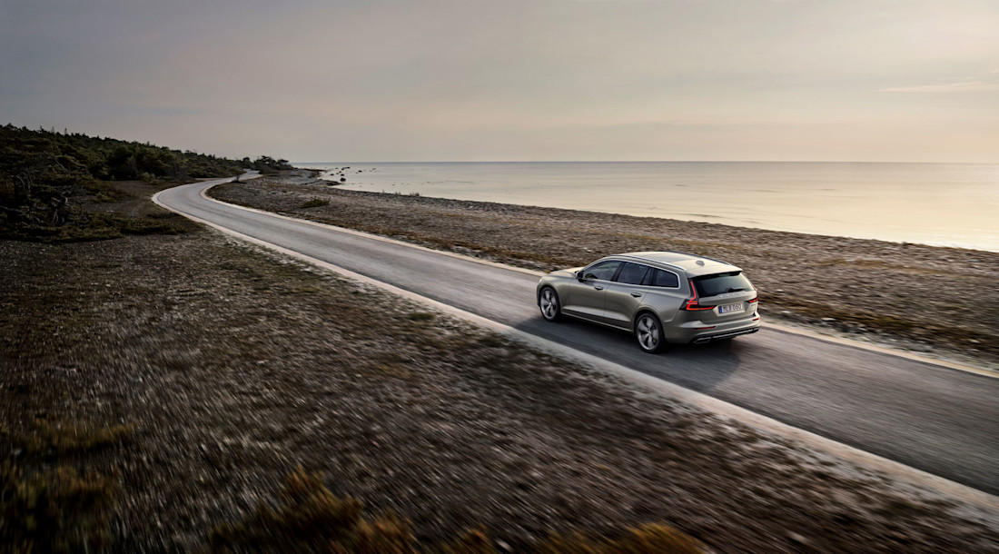 223581_New_Volvo_V60_exterior.jpg
